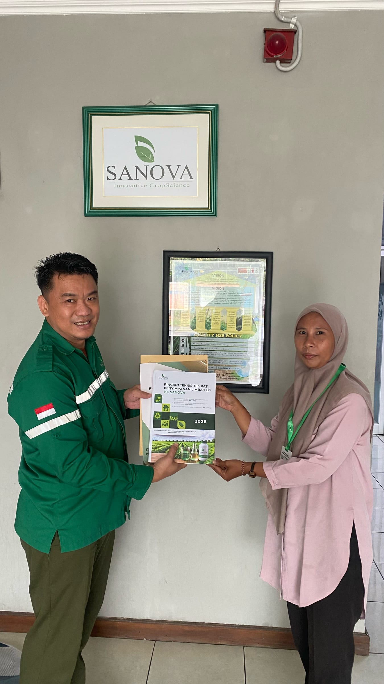 Tim NATT menyerahkan dokumen rincian teknis tempat penyimpanan limbah B3 kepada PT Sanova